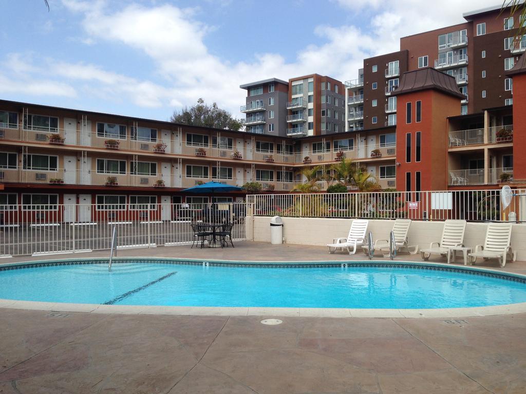 Days Inn Harbor View Сан Диего Екстериор снимка