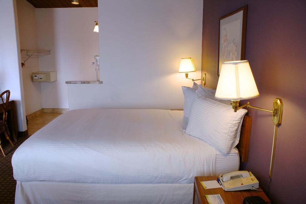 Days Inn Harbor View Сан Диего Екстериор снимка