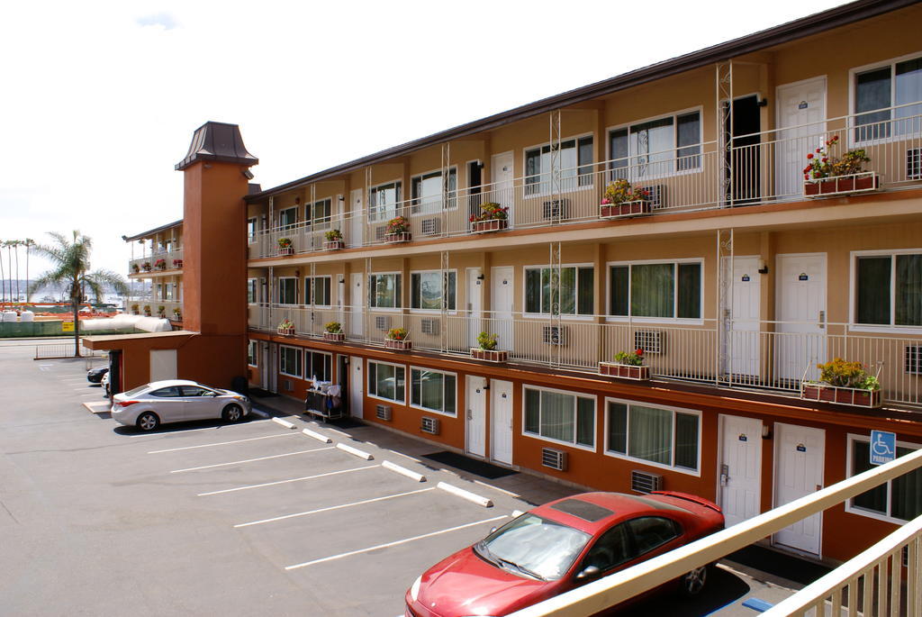 Days Inn Harbor View Сан Диего Екстериор снимка