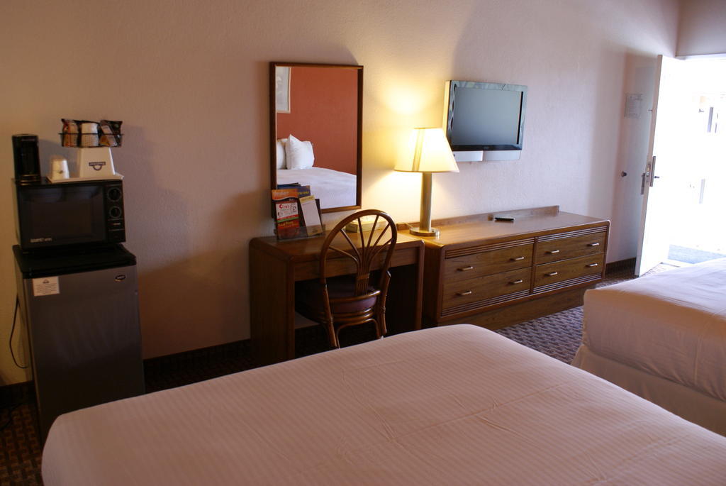 Days Inn Harbor View Сан Диего Екстериор снимка