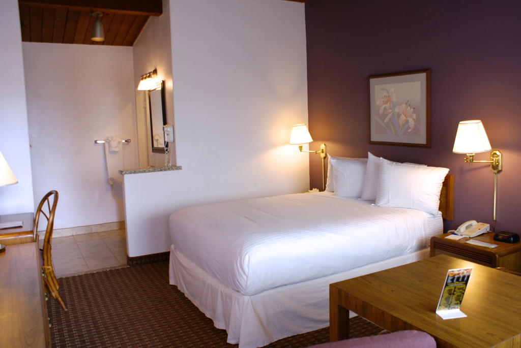Days Inn Harbor View Сан Диего Екстериор снимка