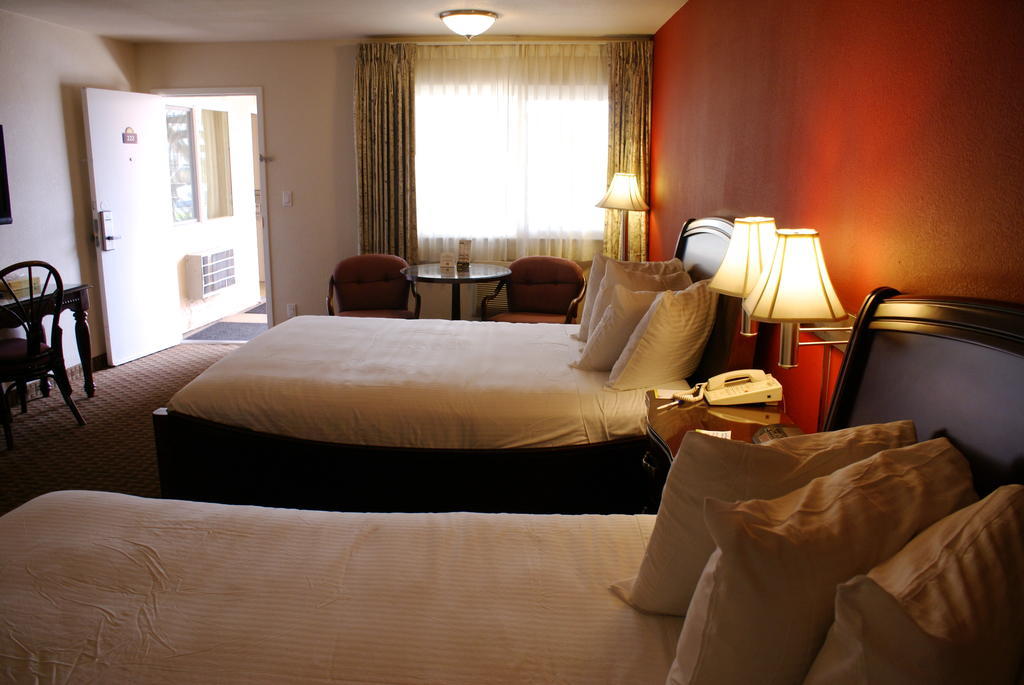 Days Inn Harbor View Сан Диего Екстериор снимка