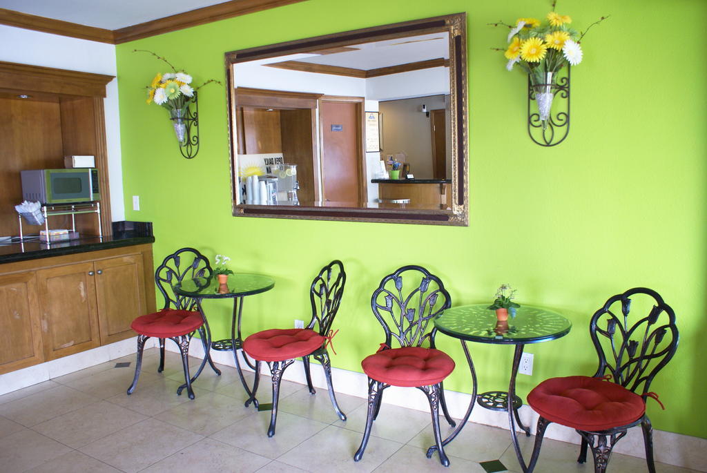 Days Inn Harbor View Сан Диего Екстериор снимка