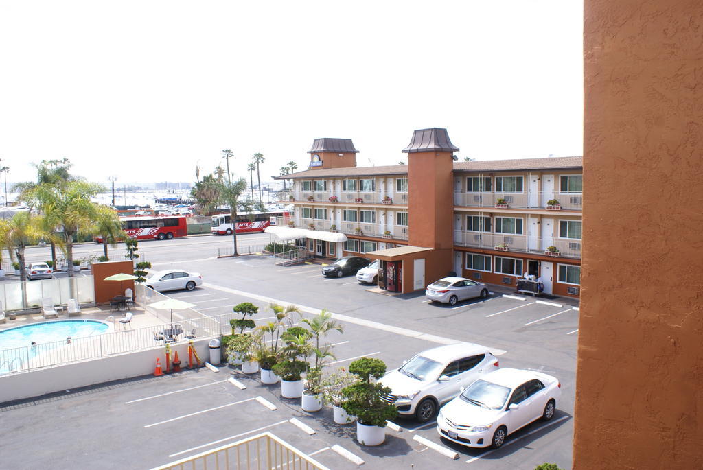 Days Inn Harbor View Сан Диего Екстериор снимка