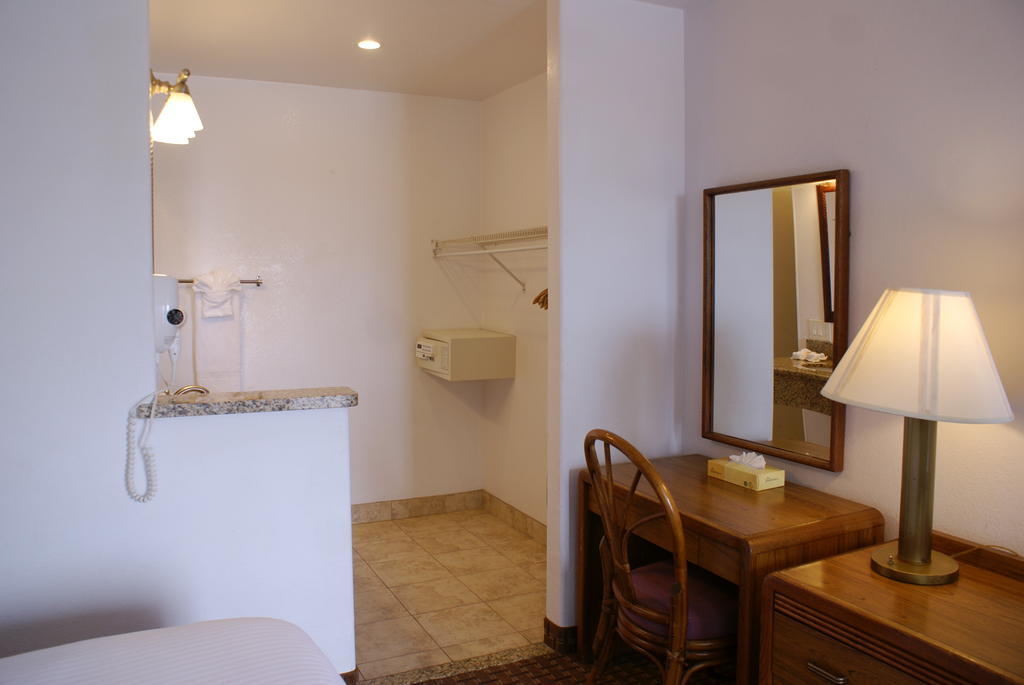 Days Inn Harbor View Сан Диего Екстериор снимка