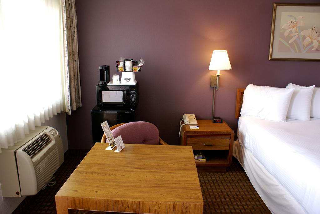 Days Inn Harbor View Сан Диего Екстериор снимка