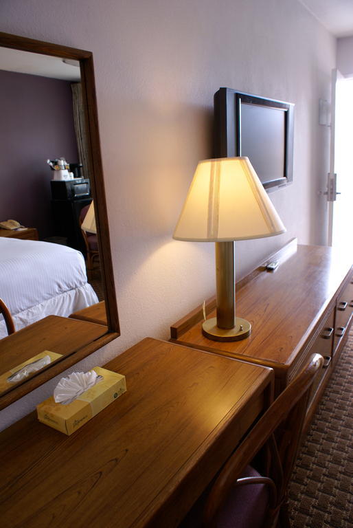 Days Inn Harbor View Сан Диего Екстериор снимка