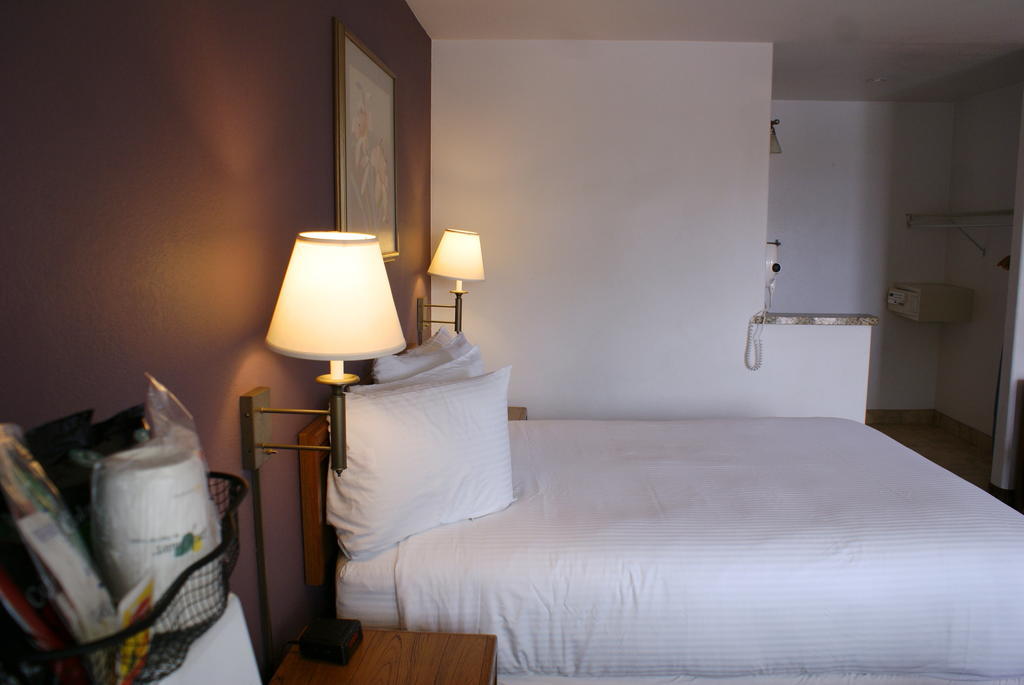 Days Inn Harbor View Сан Диего Екстериор снимка